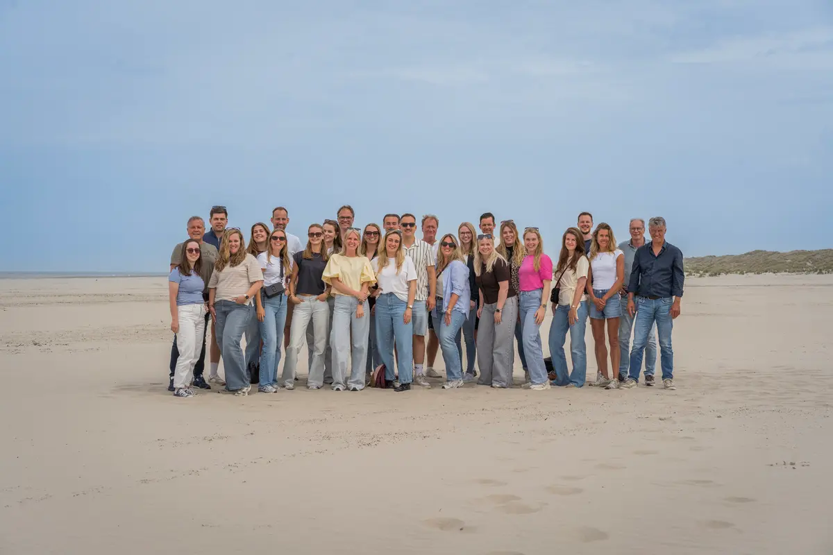 Teamfoto van alle collega's bij elkaar